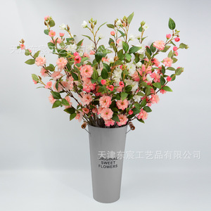 Flores artificiales de camelia Dongchen Crafts, color rosa claro con hojas verdes, para decoraciones de bodas y arreglos de mesa. - Product Image 4