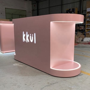 Meubles de magasin de cosmétiques : Vitrines modernes en bois courbé rose avec éclairage LED pour la vente au détail - Product Image 5