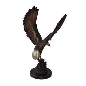Pequeño águila de latón en acción tratando de atrapar a su presa estatua de bronce para decoración de escritorio - Product Image 3