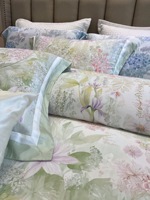 Parure de lit romantique et élégante quatre pièces, imprimé rose, housse de couette douce pour la peau en fibre Aineng et coton Sunshine, pliée, pour la maison et l'hôtel