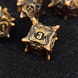 Dados de D&D personalizados de metal con diseño de calavera, púas, boca grande y demonio, juego de mesa hecho a mano de aleación de zinc, diseño de ojo de cuervo y trono - Product Image 5