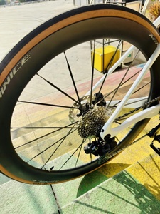 Bicicleta de Carreras Aerodinámica de Carbono T800 con <span class=keywords><strong>Pedales</strong></span> Shi Mano Di2 Ordinarios, 7.6 kg, Ligera, Rendimiento de Alto Nivel para Ciclistas Profesionales - Product Image 6