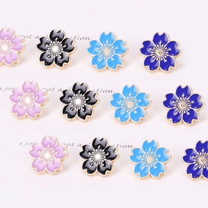 Alfileres de solapa de metal esmaltado con diseño de flor, imitación antigua, personalizados al por mayor - Lindos pines duros y blandos - Product Image 3