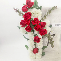 Arrangement floral pour pierre tombale avec roses rouges et blanches, hommage éternel