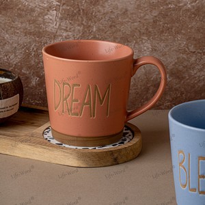 Compre a granel Food Contact Safe America Style Tazas grandes Diseño de letras populares Taza de café de cerámica para regalo - Product Image 5
