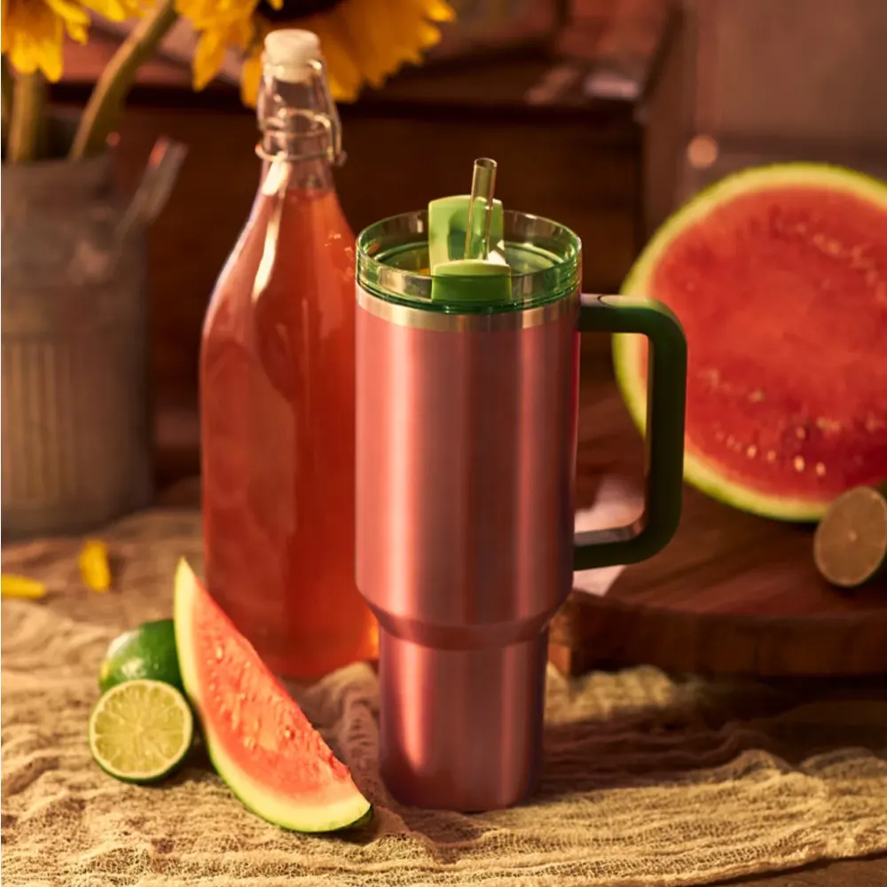 Watermelon Moonshine H2.0 Adventure Quencher 40oz Rose Gold Quencher Cup Tumbler con tapas verdes y mango