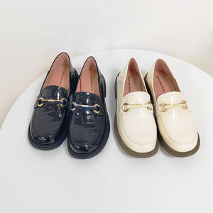 Zapatos de cuero genuino dividido para mujer con mocasines de punta redonda cerrados zapatos de tacones cuadrados con patrón de cocodrilo suave y cómodo - Product Image 2