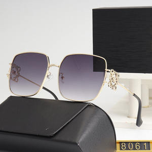 Lk8061 Nuevas Gafas de Sol de Moda para Mujer, Montura Metálica Moderna, Protección UV400, Lentes Negras para Hombre y Mujer, PC OEM Gris - Product Image 3