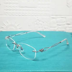 Großhandel ultraleichtes Designer-Titan mit Acryl Diamant Rechteck randlosen schlanken optischen Brillen gestell für Frauen