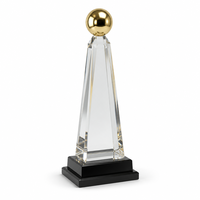Trophée en verre et cristal avec fermoir, cornes foncées courbées autour d'une boule dorée, trophée sportif personnalisé pour les cadeaux de salon professionnel, les cadeaux de bienvenue