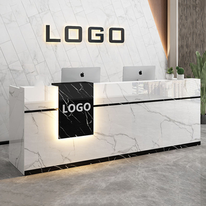 Escritorio de recepción LED de madera hecho a medida, diseño de salón de belleza con pared trasera, escritorio de recepción de cliente - Product Image 3