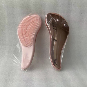 Spazzola Magica Elettrica Rosa in Nylon Morbido con Finitura Opaca per Districare le Extension dei Capelli con Logo Personalizzato - Product Image 3