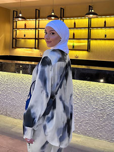 Ensemble Abaya Imprimé Tie-Dye Respirant Toutes Saisons 2 Pièces : Chemise Boutonnée en Satin et Pantalon Large Coupe Droite Modeste Décontracté Musulman - Product Image 2