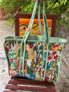 กระเป๋าผ้าฝ้ายลายควิลท์ งานดีไซน์เนอร์ งานพิมพ์บล็อกแบบอินเดีย เย็บอย่างประณีต กระเป๋าสะพายไหล่สำหรับเดินทางและช้อปปิ้ง - Product Image 3