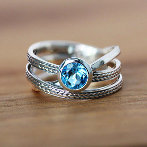 Anello Intrecciato Stratificato Elegante, Design Sovrapposto, Accessorio Moda per Donne - Product Image 1