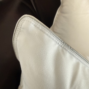 Oreiller de luxe en coton de bambou, ferme et moelleux, blanc, taille standard hôtelière, avec passepoil - Product Image 3