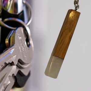 Porte-clés en résine et bois de qualité supérieure avec texture de bois naturel et finition en résine lisse, accessoires de clés faits à la main - Product Image 1