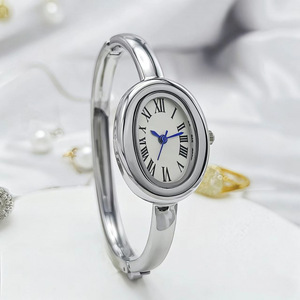 Reloj de pulsera exótico, moderno, de cuarzo, para mujer, con números romanos, toque plateado de estilo medieval - Product Image 4
