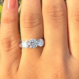 Anillo de Compromiso con Tres Diamantes Cultivados en Laboratorio de 2.50CT, Oro Sólido de 14K, Corte Brillante Redondo, Anillo de Boda para el Pasado, Presente y Futuro - Product Image 4
