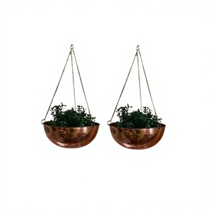 Lot de deux jardinières suspendues en métal et cuivre de taille et de forme personnalisées pour le jardin et la décoration intérieure - Product Image 1