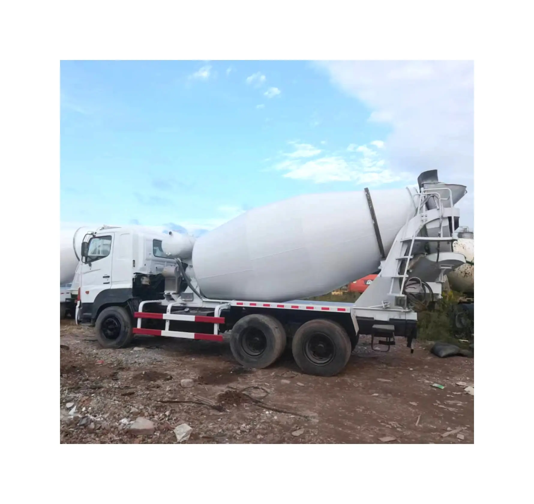Second-hand concrete mixer truck HINO 700 Hot sell used high quality truck concrete mixer 350HP 6*4 in good condition