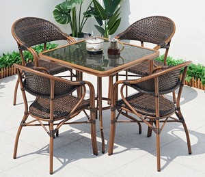 Table et chaises de salle à manger de jardin Table de patio en rotin Chaise de loisirs 5 pièces Ensembles pas cher Prix Mobilier d'extérieur Plateau en verre - Product Image 2