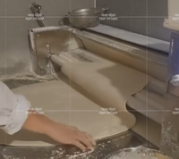 Commerciële elektrische deegroller van 80 cm breed, van roestvrij staal, voor pizza, brood en gebak. Bakkerijapparatuur.