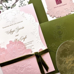 Suite de cartes d'invitation de mariage personnalisées avec enveloppe verte gaufrée et carte à pompon, impression numérique sur papier kraft - Product Image 2