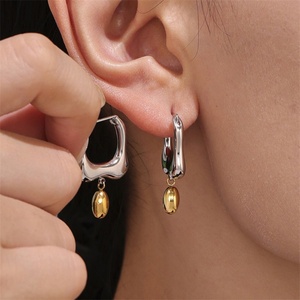 Boucles d'oreilles créoles hypoallergéniques personnalisées en acier inoxydable plaqué or 18 carats, tendance, unisexe, pour tous les jours et les soirées - Product Image 4