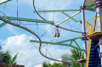 Parcours de corde haute personnalisé et caboteur à glissière équipement d'amusement de parc d'aventure en plein air pour le site pittoresque de la culture et du tourisme