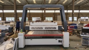 เครื่องตัดเลเซอร์กำลังสูง 300W 4 หัว ขนาด 1800x2000 มม. แบบลำแสงคู่ สำหรับตัดผ้าหนา พรม และงานแกะสลัก - Product Image 3