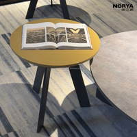 Table basse ronde moderne NORYA avec plateau brillant et base noire pour le mobilier de salon
