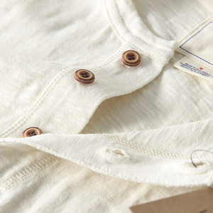 T-shirt Estiva da Uomo in Misto Cotone-Lino con Colletto Henley Stile Americano, Produzione Cinese, Vestibilità Standard - Product Image 3