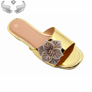 Sandali piatti da donna alla moda, infradito, ciabatte casual da spiaggia leggere con decorazioni a goccia d'acqua per tutti i giorni - Product Image 5
