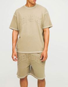 ชุดเสื้อยืดโอเวอร์ไซส์สีเทาอมน้ำตาลพิมพ์ลายนูนพร้อมกางเกงขาสั้นเอวต่ำ แบรนด์เสื้อผ้าชุดเซ็ตสเวตสูท - Product Image 1