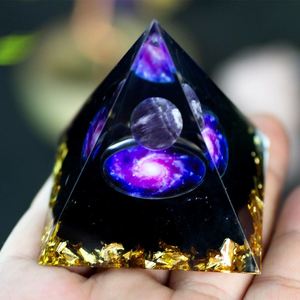 Figurine pyramidale artistique en résine d'améthyste à polymérisation à chaud - Ornement unique en cristal pour la décoration des chakras, pour la maison et le bureau - Product Image 3
