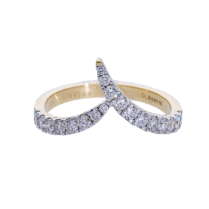 Anillo Clásico de Oro Amarillo de 14K con Baño de Rodio y Diamantes Naturales, con Banda en Forma de V Superpuesta y Diamantes de Corte Brillante Engastados en Puntas - Product Image 1