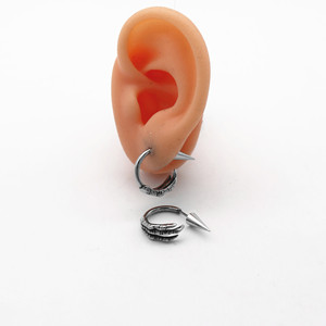 Boucles d'oreilles créoles unisexes Yunnique en forme de main squelette en acier titane pour soirée - Product Image 4