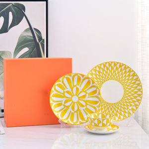 Ensemble de 4 assiettes et tasses en porcelaine fine européenne à prix réduit - Product Image 4