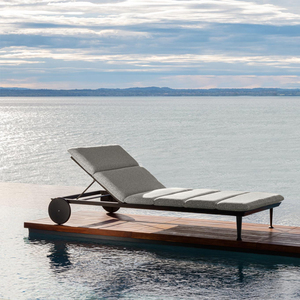 Chaises longues d'extérieur modernes en métal, pliantes, avec coussins, à roulettes, pour villa et parc - Product Image 1