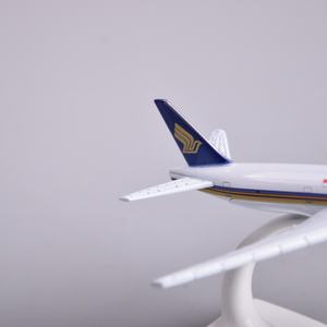 โมเดลเครื่องบินโลหะผสมสเกล <span class=keywords><strong>400</strong></span> ของสายการบินสิงคโปร์ โบอิ้ง <span class=keywords><strong>B777</strong></span> ขนาด 16 ซม. แบบจำลองสมจริงสูง พร้อมฐานตั้งโชว์ ของขวัญส่งเสริมการขาย - Product Image 4