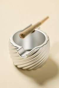 Cenicero de metal artesanal de diseño de lujo con forma redonda, el más vendido, para uso en el hogar y restaurantes. - Product Image 5