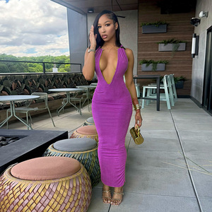 Robe longue sexy pour femme, coupe ajustée, taille élastique, col en V profond, dos nu, sans manches, avec détails métalliques au cou - Product Image 4