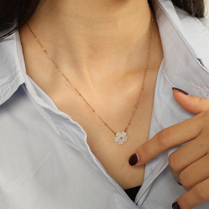 Collar con Colgante de Flor, Cadena de Acero Inoxidable Dorada, Concha Blanca, Joyería para Mujer, Regalo, Accesorio de Moda - Product Image 4
