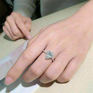 Anillo de Compromiso de Diamantes con Corte Pera en Oro Blanco para Mujer Q269, Piedra Principal de Color G Natural con Diamantes Laterales - Product Image 4