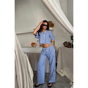 Ensemble décontracté 2 pièces : Crop top rayé bleu en modal et pantalon ample à col asymétrique, longueur au-dessus du genou - Product Image 3