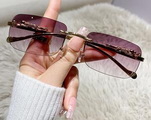 משקפיים שקופים ללא מסגרת רטרו מרובעת משקפי שמש להגנה מפני Uv לנשים וגברים - Product Image 6