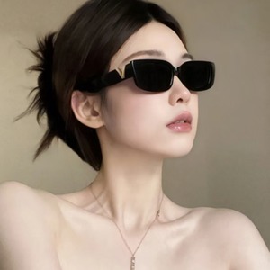 แว่นกันแดดทรงสี่เหลี่ยมสุดอินเทรนด์สำหรับผู้หญิง |   กรอบสีดำพร้อมดีเทลตัวอักษร <span class=keywords><strong>V</strong></span> สีทอง |   แว่นกันแดดป้องกันรังสียูวีมีสไตล์ |   แฟชั่นปรับรูปหน้าให้เรียว - Product Image 1