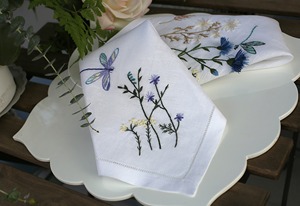 Serviette en lin 100% Petals & Dragonfly |   Serviettes de table réutilisables écologiques à motifs floraux pour la salle à manger, les mariages, les restaurants et l'usage domestique - Product Image 3