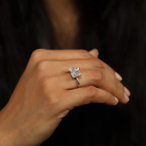 แหวนเพชรทรงลูกแพร์และทรงมรกต 2 เม็ด น้ำหนัก 3.13 กะรัต ได้รับการรับรองจาก IGI ดีไซน์หรูหรา ตัวเรือนทองคำแท้ 18K สำหรับเป็นแหวนหมั้น - Product Image 2